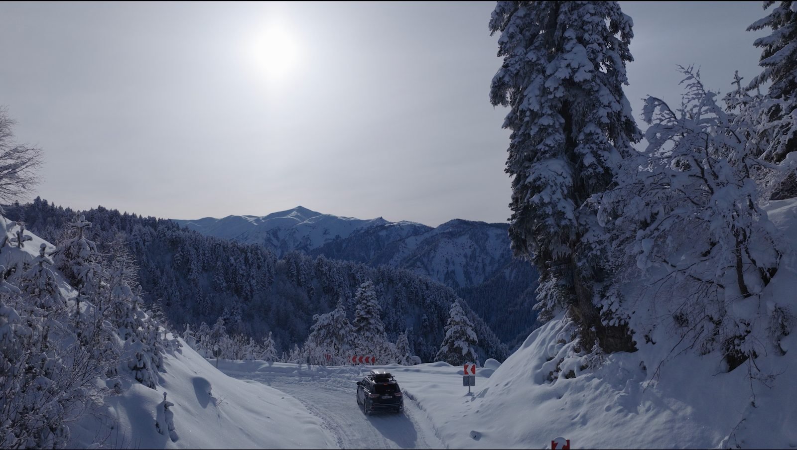 Auto su una strada di montagna innevata