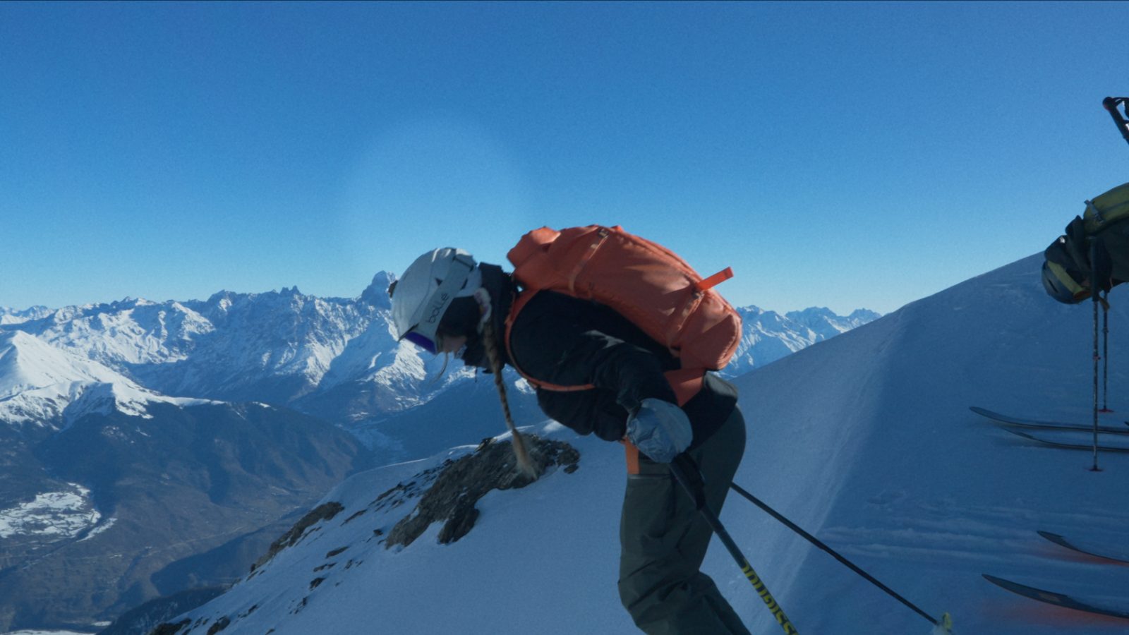 Freeride tour with a guide — powder spray against the Caucasus panorama