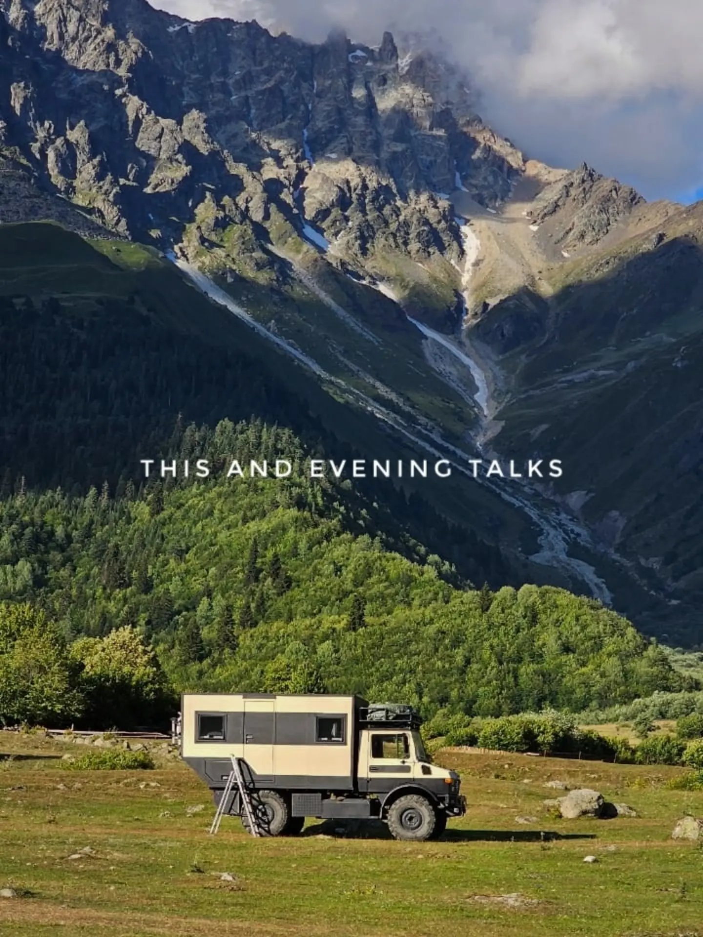Overland-Truck am Abend in einem Tal Swanetiens