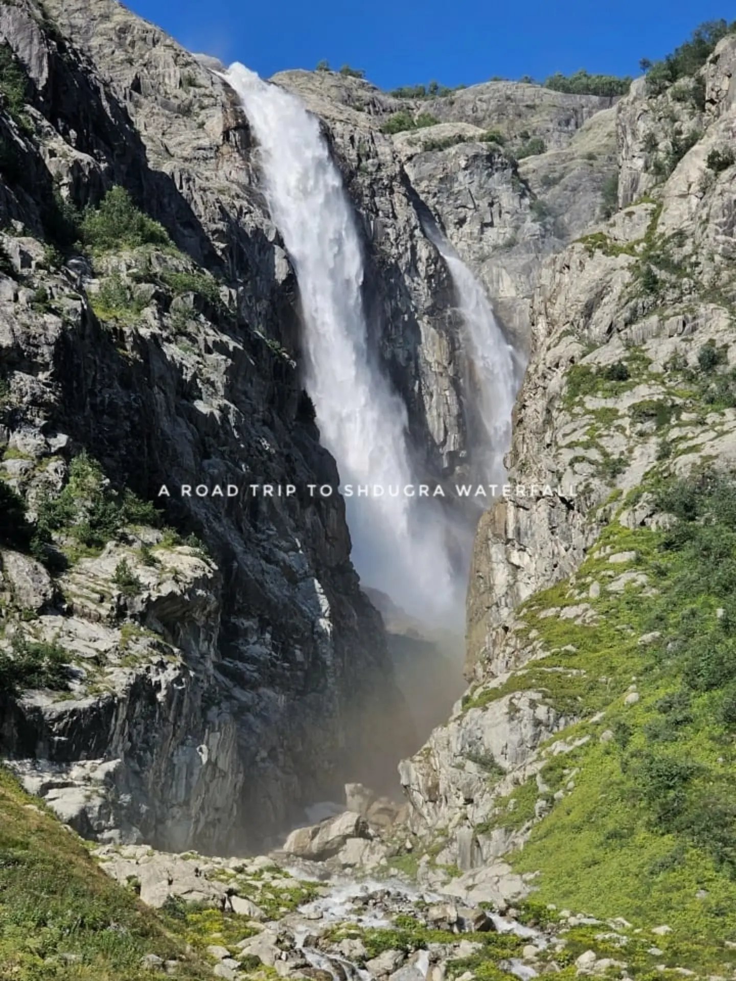 Der Shdugra-Wasserfall stürzt die Felsen hinab — Roadtrip nach Shdugra