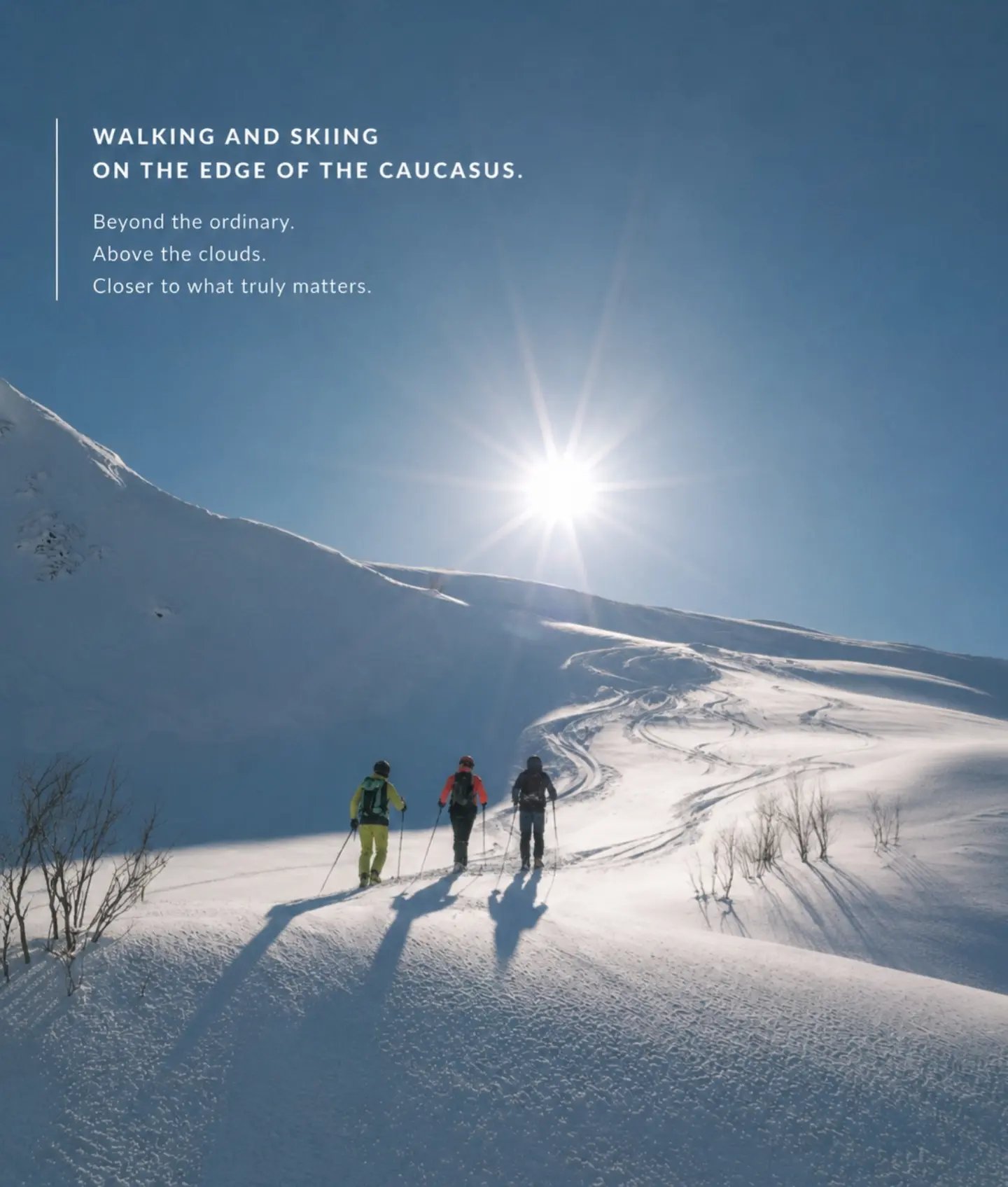 Skitourengeher unter der Wintersonne am Rand des Kaukasus