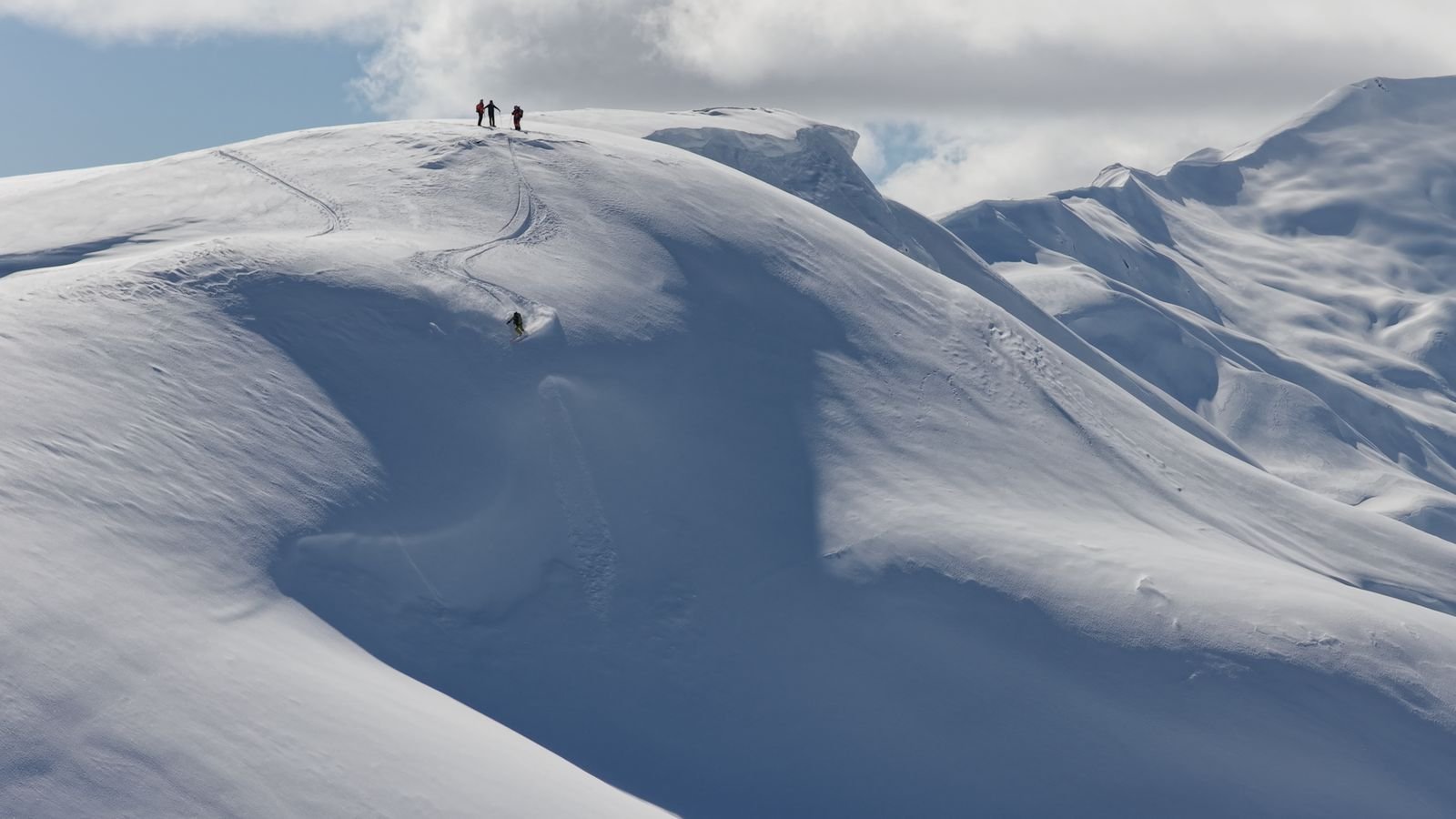 Wave-like snow ridges in low light