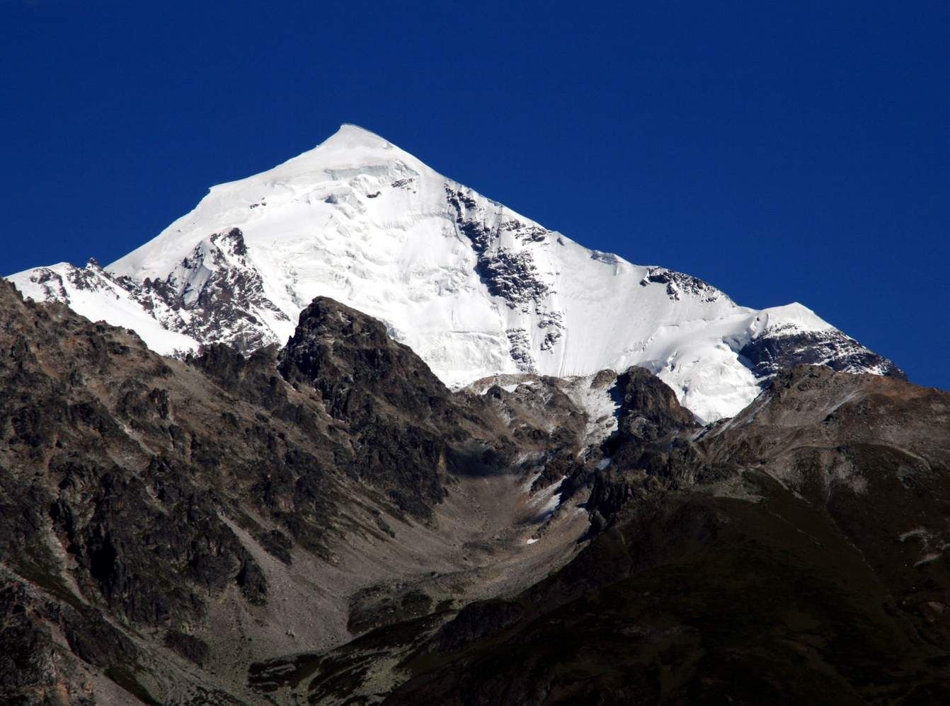 Schneepyramide des Tetnuldi vor tiefblauem Himmel