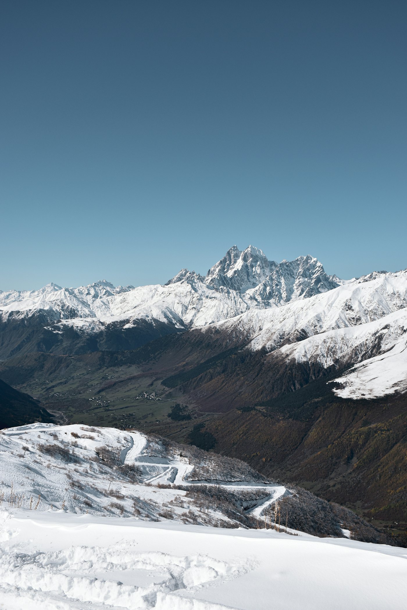 Schneebedeckte Kaukasusgipfel über Mestia im Winter